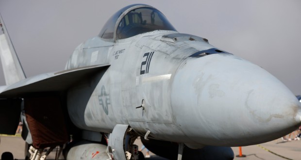 چرا تقریباً تمام کشتی‌ها و هواپیماهای نظامی خاکستری رنگ هستند؟