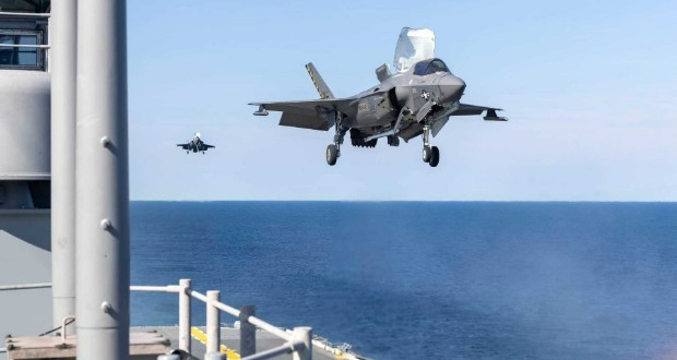 آمریکا برای اولین بار موفق به فرود جنگنده F-35B روی کشتی تهاجمی USS Kearsarge شد آمریکا برای اولین بار موفق به فرود جنگنده F-35B روی کشتی تهاجمی USS Kearsarge شد