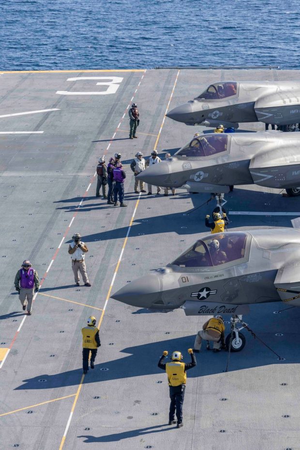 فرود جنگنده F-35B روی USS Kearsarge