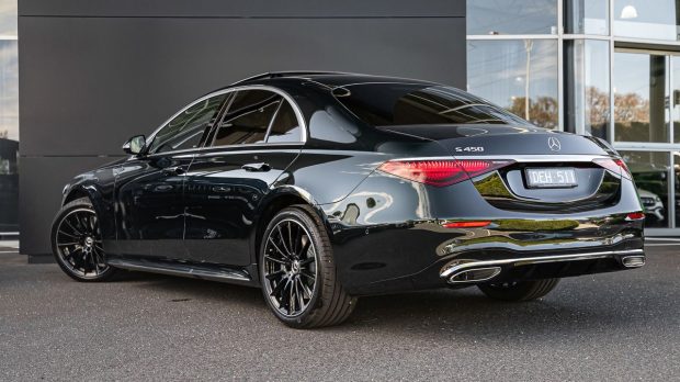نمای عقب مرسدس&zwnj; بنز S450 وارداتی