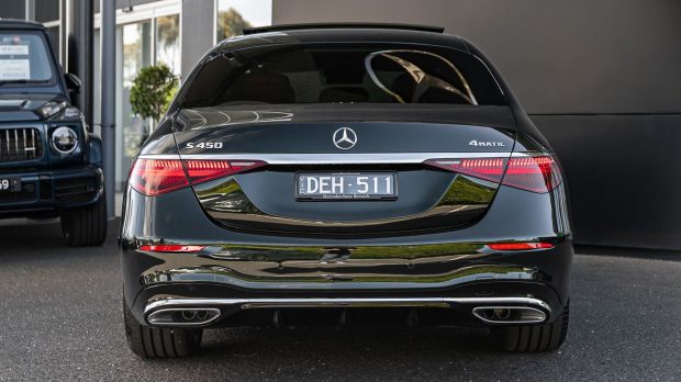 نمای عقب مرسدس&zwnj; بنز S450 وارداتی