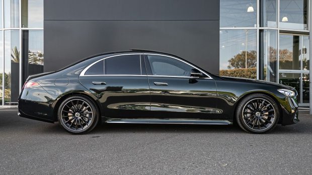 نمای جانبی مرسدس&zwnj; بنز S450 وارداتی