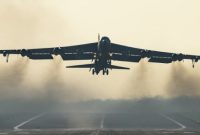 یک فروند بمب‌افکن B-52 آمریکا پس از تیک‌آف در بیابان‌های کالیفرنیا سقوط کرد!