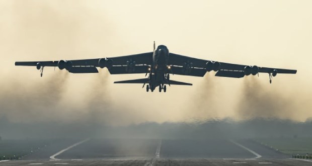 یک فروند بمبافکن B-52 آمریکا پس از تیکآف در بیابانهای کالیفرنیا سقوط کرد! یک فروند بمبافکن B-52 آمریکا پس از تیکآف در بیابانهای کالیفرنیا سقوط کرد!